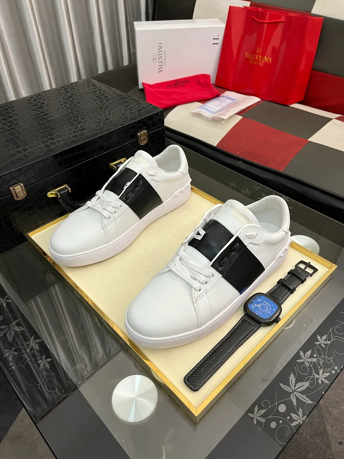 Men's shoes💰420⌚️⌚️Valentino white shoes⚡️Original replicas are coming👉Many pictures of the feet of Internet celebrities🔥Authentic Hong Kong purchased for HKD 5,500⚠️All parts are genuine molds, refuse to look at pictures to make goods👊The upper is made of top-grained cowhide➕3D printed. Water-dyed cow lining inside + cowhide feet, code number: 38-44